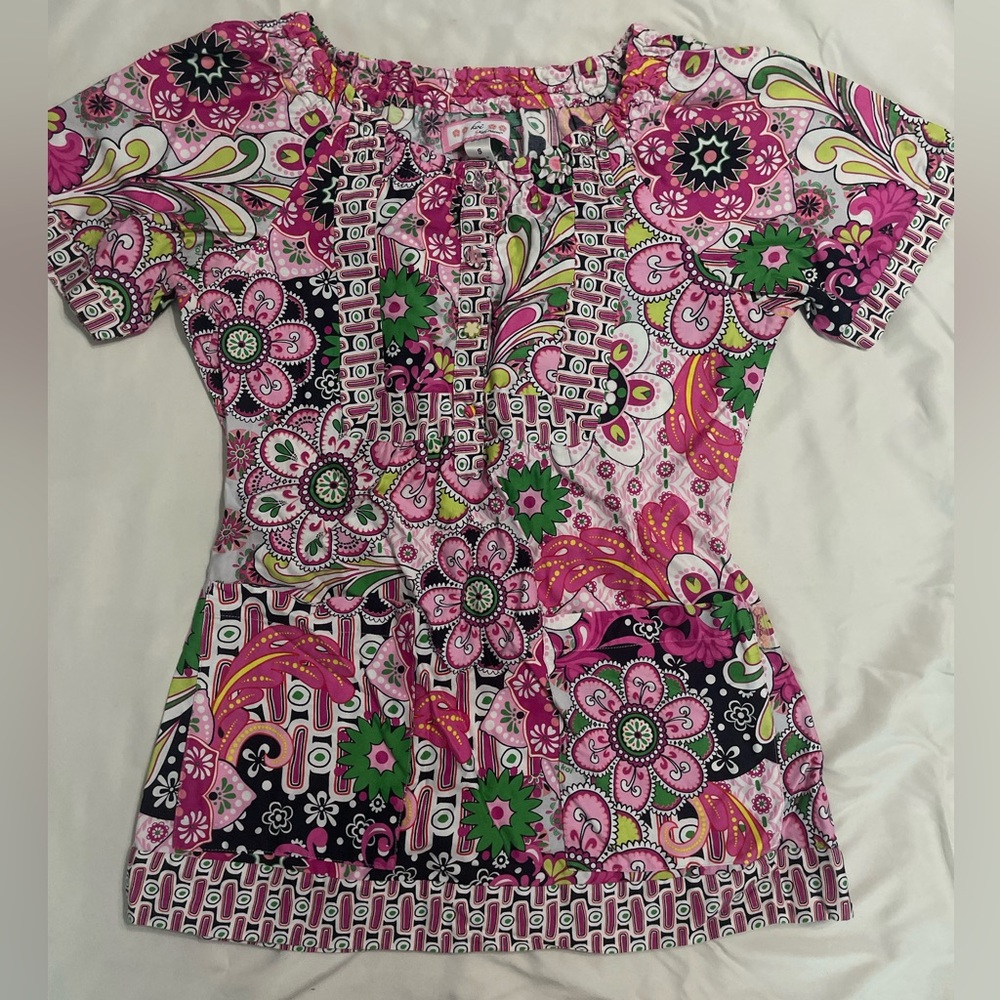 Like new! Scrub top small